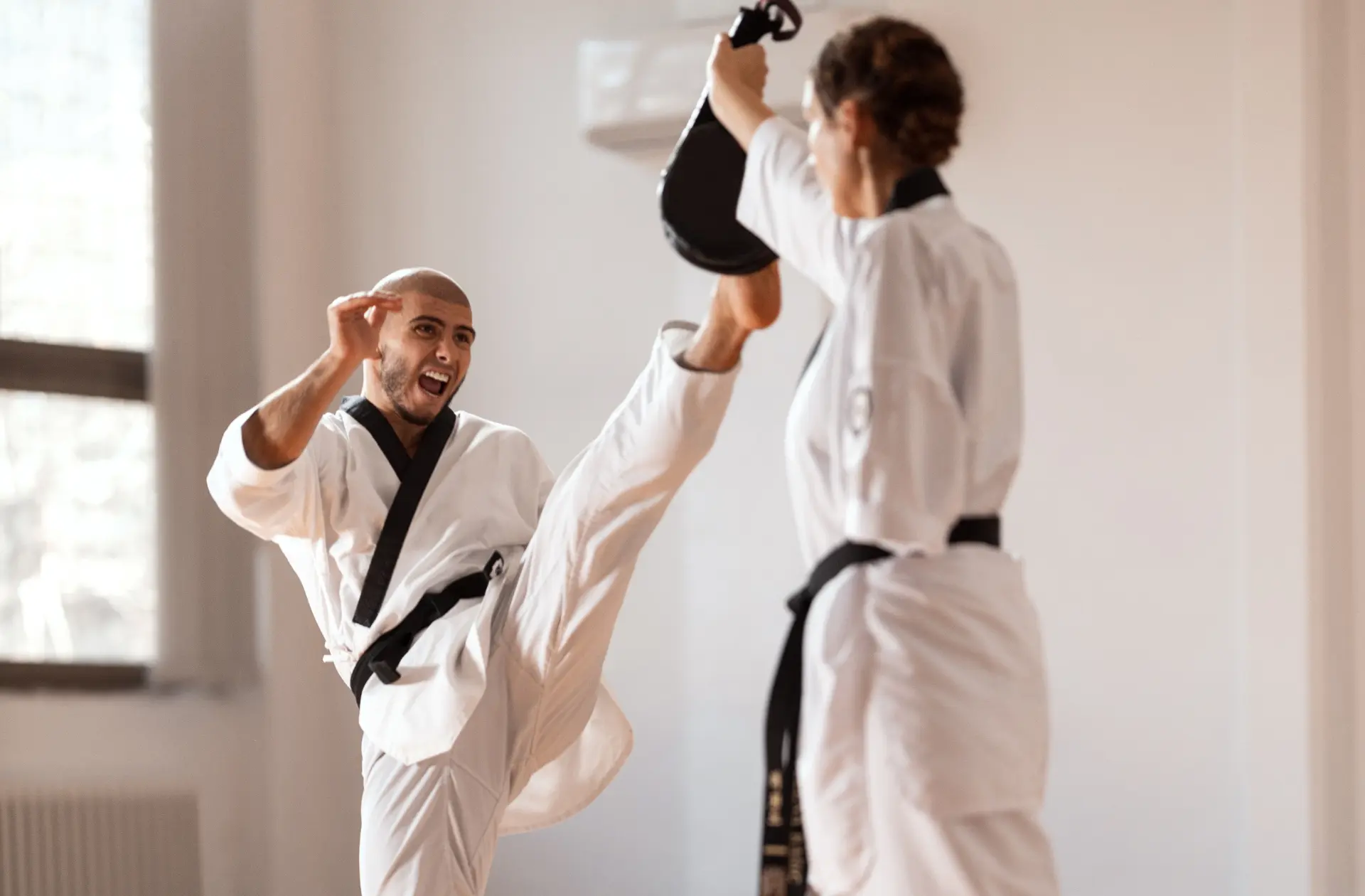 Entrainement à la technique du taekwondo avec raquettes