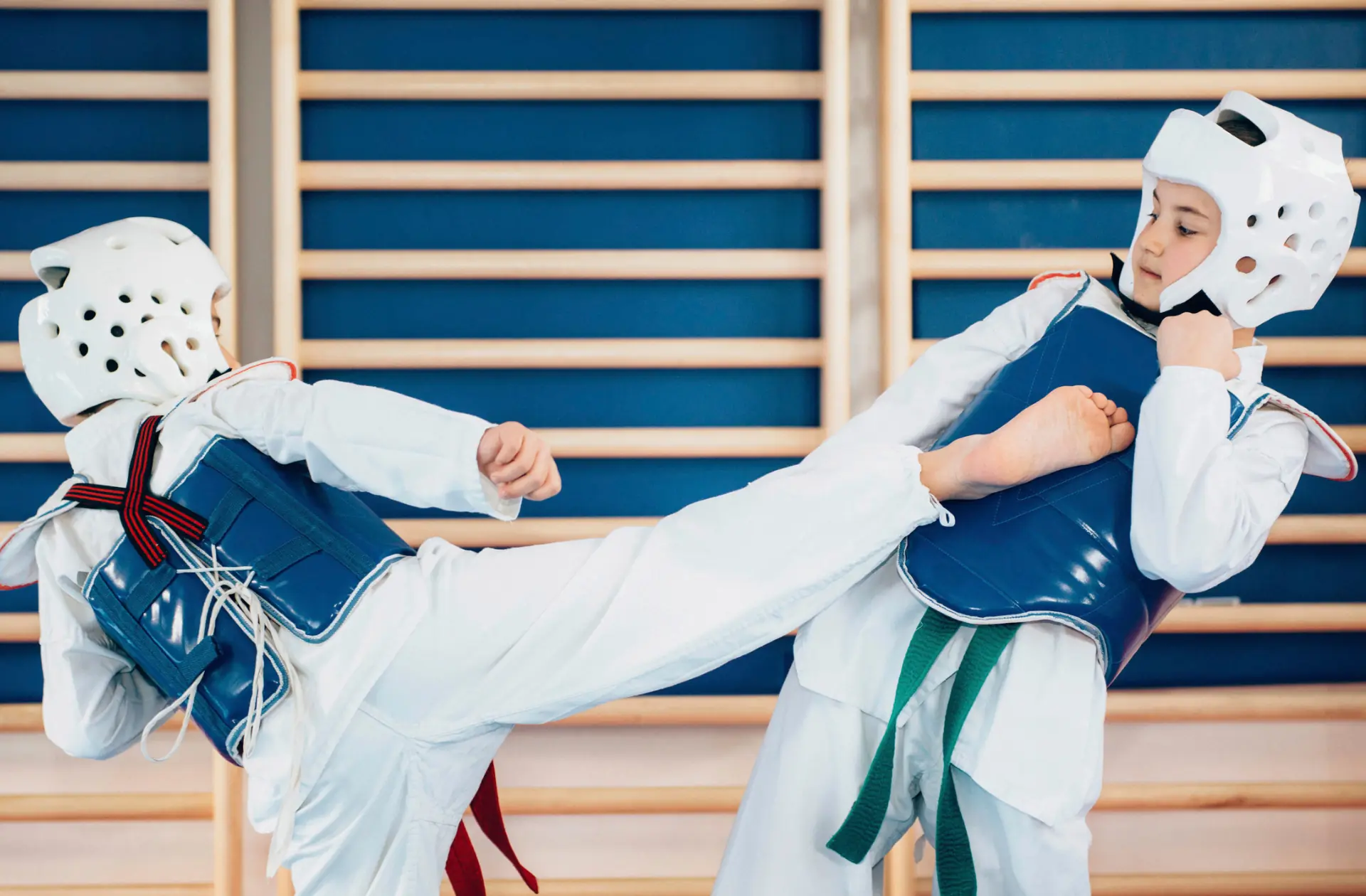 2 élèves s'entrainent au combat de taekwondo