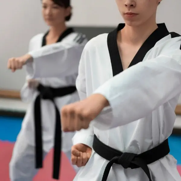 Des élèves de taekwondo font des poomsee