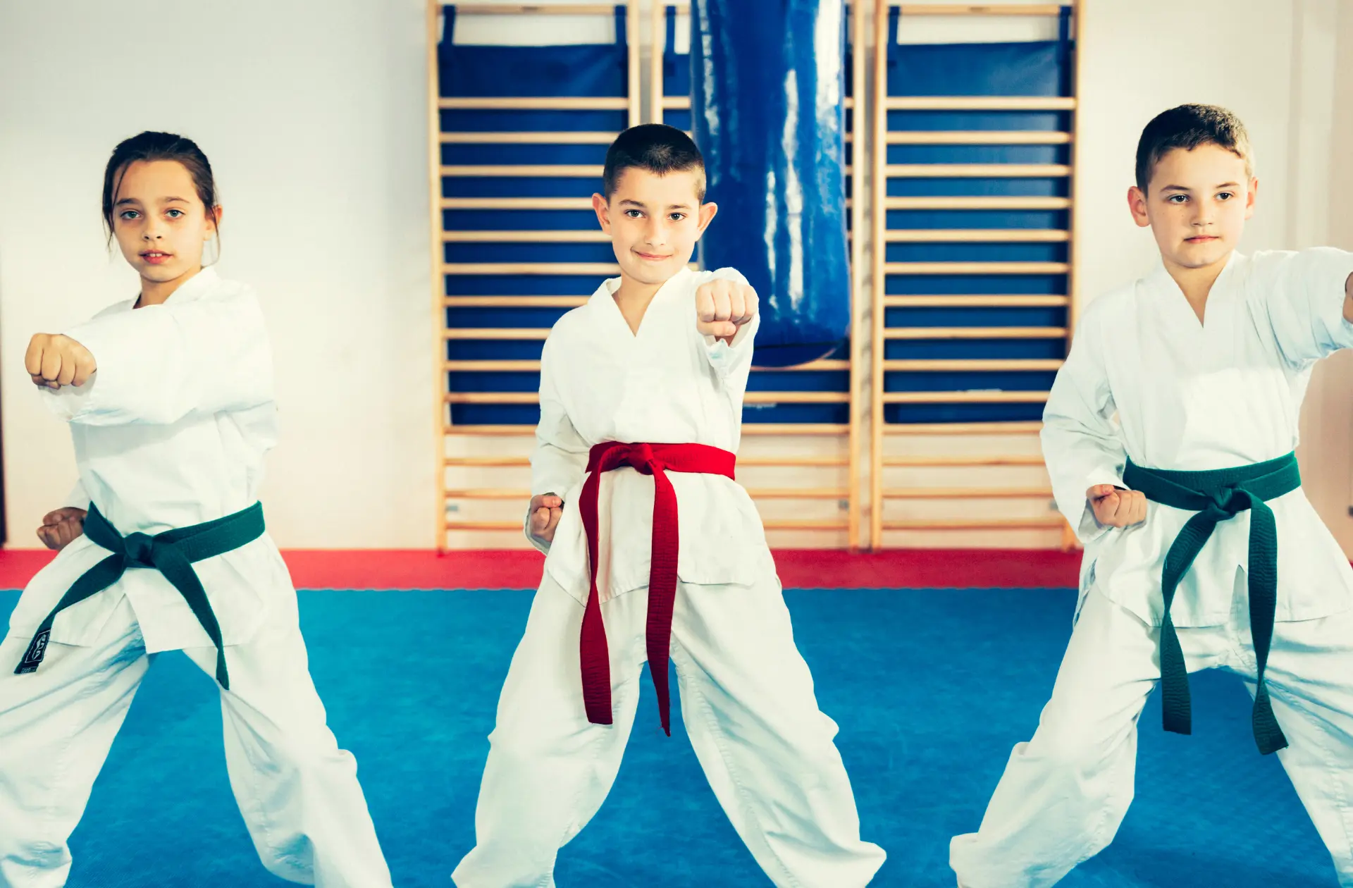 Des élèves s'entrainent à faire leurs Poomsae en Taekwondo